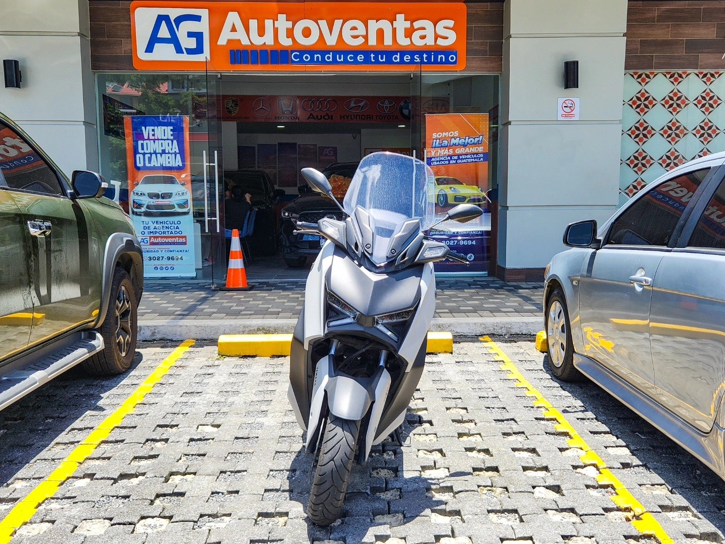 YAMAHA X-MAX 300 DE AGENCIA M.2024
